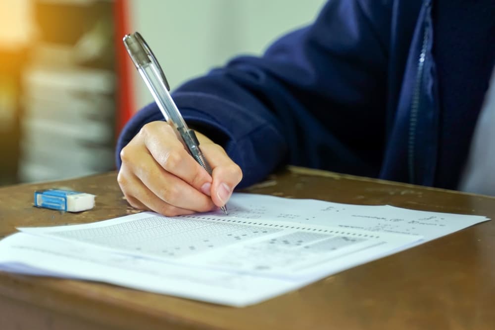 นักเรียนทำข้อสอบอย่างมั่นใจเพราะเตรียมเอกสารสมัคร TPAT1 อย่างถูกต้อง