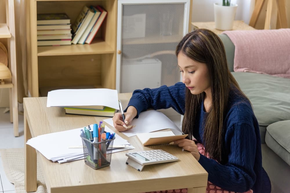 เด็กซิ่ว TCAS69 ตั้งใจอ่านหนังสือ และทำแบบทดสอบต่าง ๆ เพื่อเพิ่มความมั่นใจ