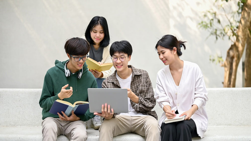 กลุ่มนักเรียนม. 5 กำลังอ่านสรุปเรื่องความร้อนฟิสิกส์