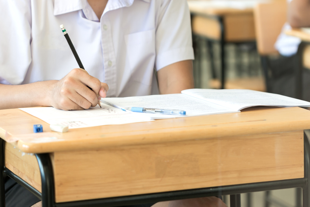 นักเรียนม.ปลายกำลังทำโจทย์การเคลื่อนที่แนวตรง