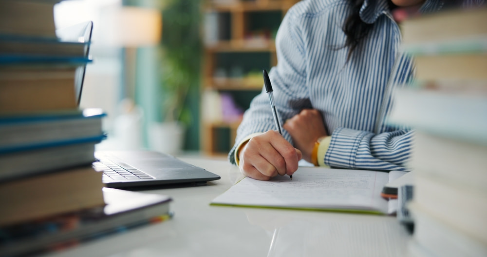 นักเรียนม.ปลายกำลังอ่านหนังสือติว TCAS เพื่อเตรียมตัวสอบเข้ามหาวิทยาลัยในฝัน