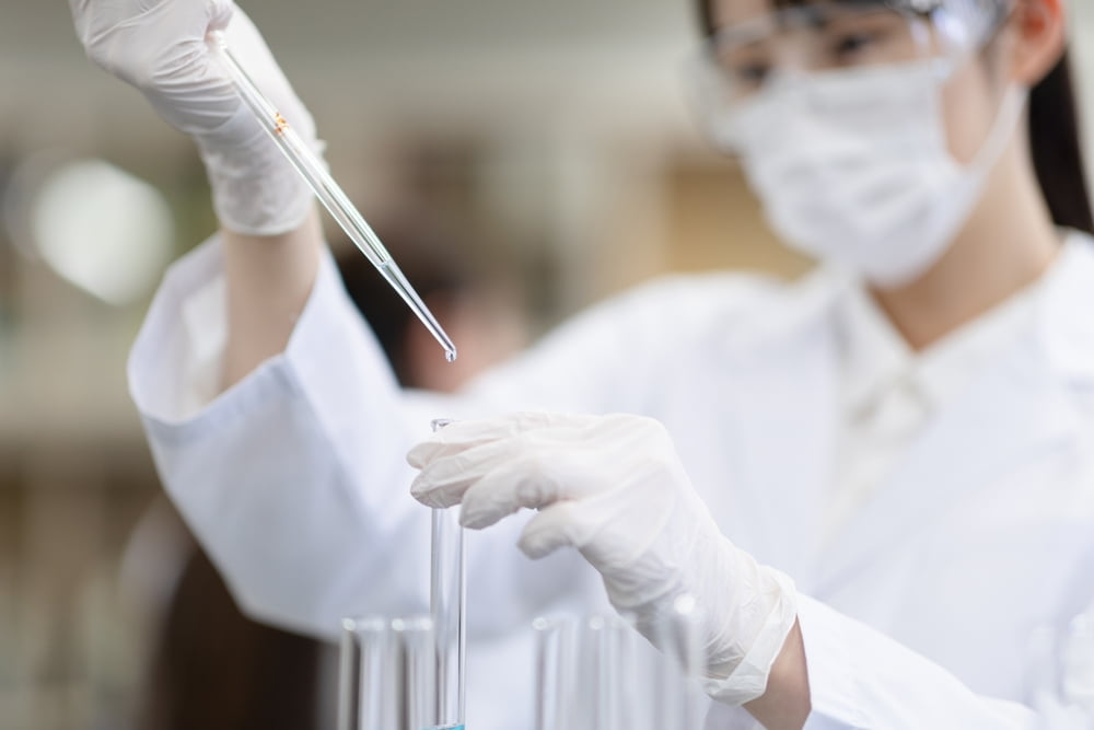 นักวิจัยและพัฒนา (R&D) ที่เรียนจบจากสาขาวิศวกรรมวัสดุ กำลังทำการทดลองสารในห้องแล็บ