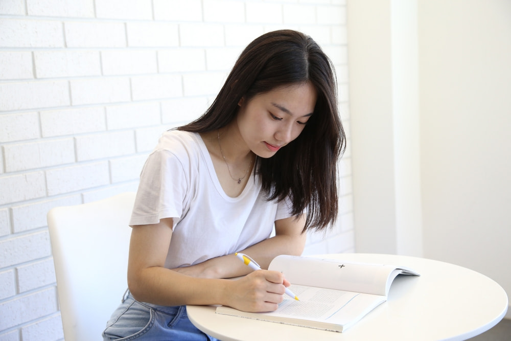 นักเรียนอ่านหนังสือสอบฟิสิกส์