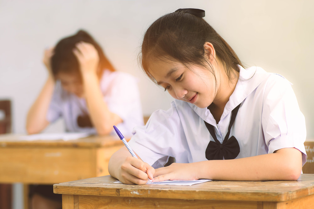 เด็กนักเรียนหญิงตั้งใจเรียนหลังตัดสินใจได้แล้วว่าม.4 ต่อโรงเรียนไหนดี