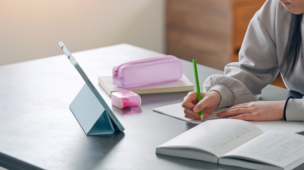 นักเรียนกำลังเรียนคอร์สเรียนพิเศษออนไลน์ที่ Applied Physics หลังจากเตรียมตัวรอบพอร์ตเสร็จสิ้น