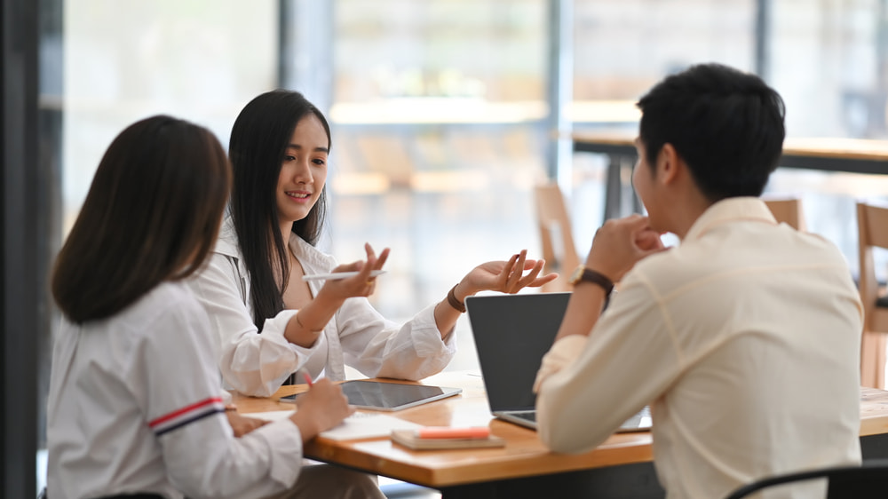 นักศึกษา คณะสาธารณสุขศาสตร์ จับกลุ่มคุยกันว่า ต้องสอบอะไรบ้าง