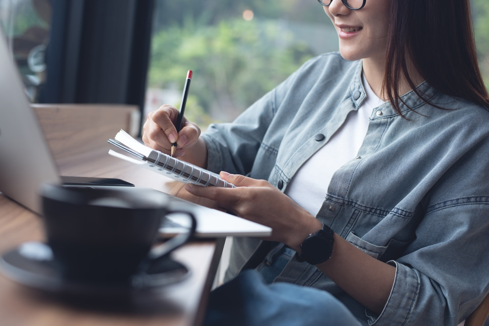 นักเรียนม.ปลายจดสรุป 4 สูตรการเคลื่อนที่แนวตรง เพื่อให้อ่านทำความเข้าใจได้ง่ายขึ้น