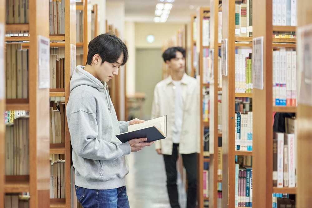 นักเรียนอ่านหนังสือเตรียมสอบเข้า ม.4